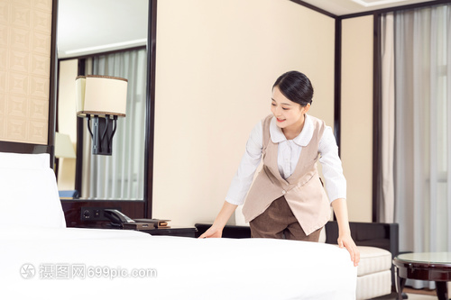 精于細節，始于床鋪 酒店管理中保潔員鋪床的藝術與規范